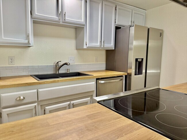Building Photo - 890 Athan Ave