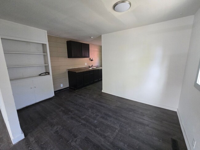Foto del edificio - 3 bed 1 bath house w/ fenced in yard