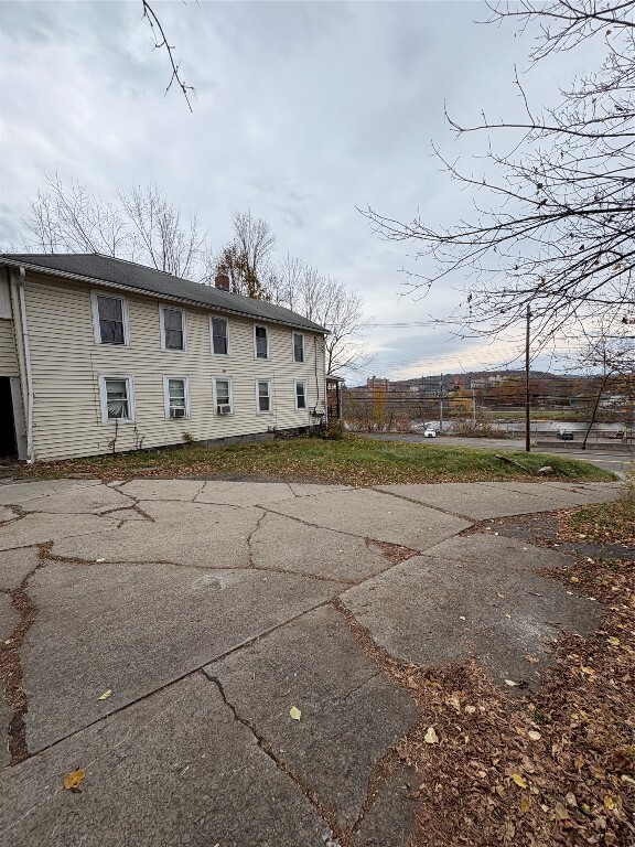 Building Photo - 114 Conklin Ave