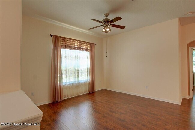 Foto del edificio - 467 Sauders Rd SE