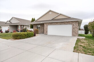 Building Photo - 2434 Brookcliff Dr