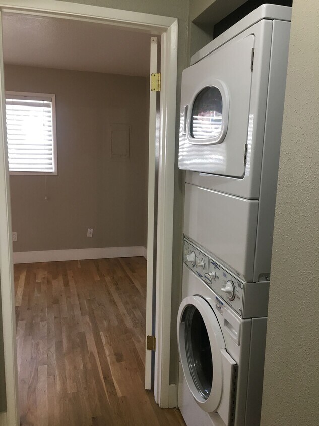 Foto principal - Super cute top level 1 bed w/ washer/dryer...