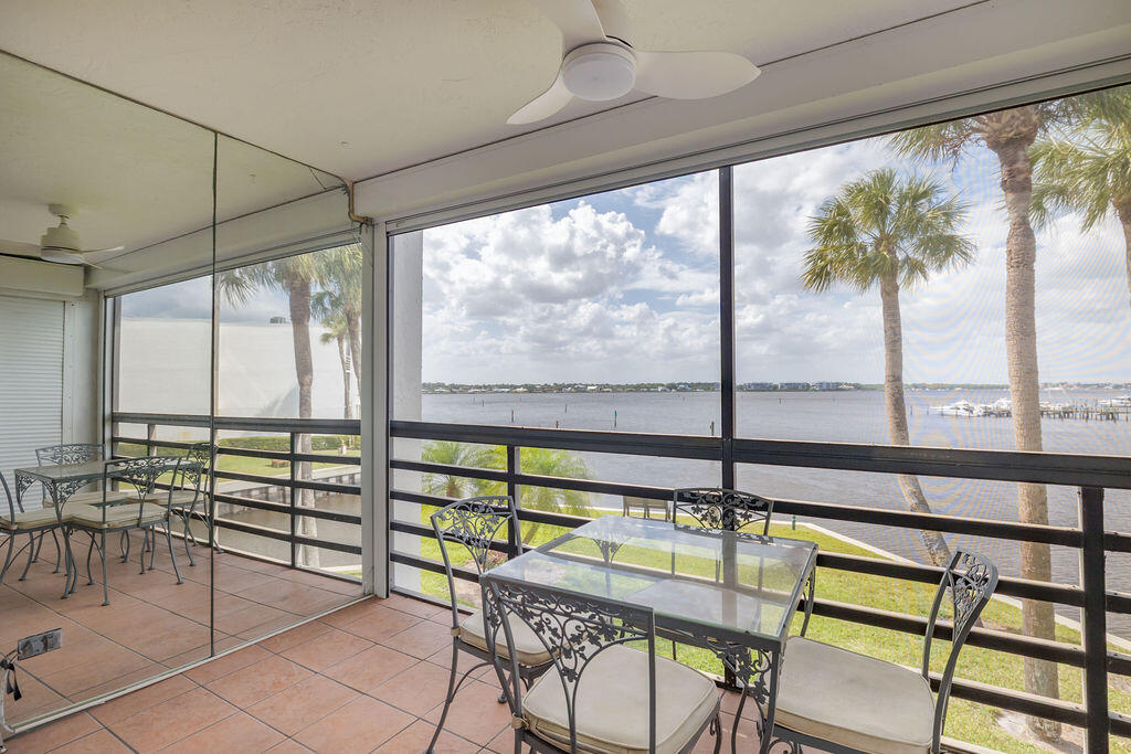 Foto principal - 1950 SW Palm City Rd