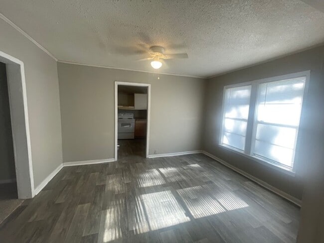 Building Photo - Renovated 2 Bedroom 1.5 Bath Home for Rent!!
