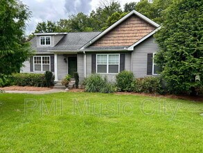 Building Photo - 225 Hickory Dr