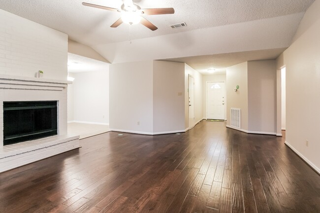 Building Photo - 18606 Hiddenbay Way