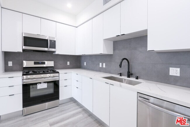 Foto del edificio - 11800 Courtleigh Dr