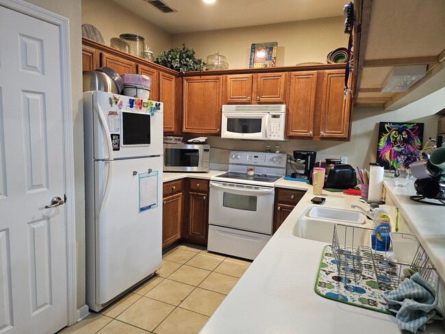 Building Photo - Townhome Off The Parkway With 1 Car Garage