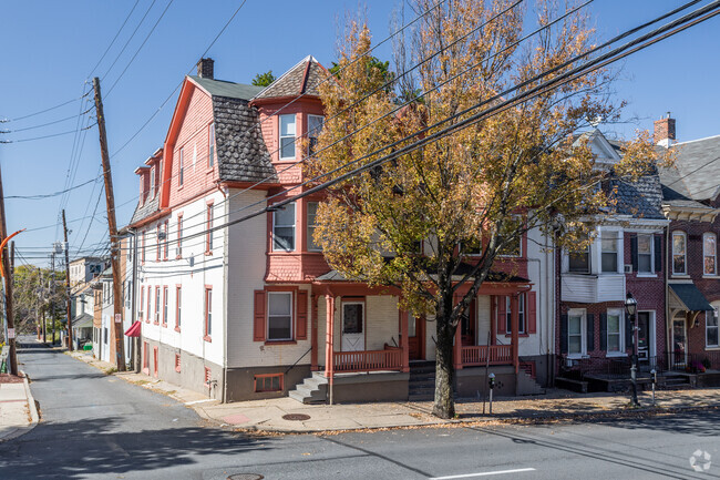 Building Photo - 629 N New St