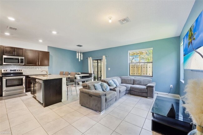 Building Photo - 4 br, 3.5 bath Townhome - 20682 NE 2nd Ct