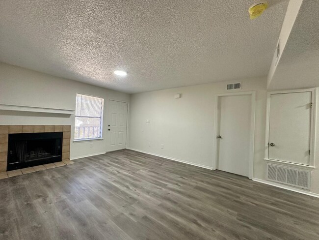 Building Photo - 410 Oakwood Ave