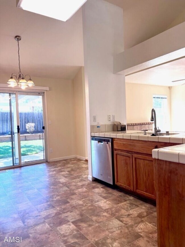 Building Photo - 4 br, 3 bath House - 5185 Claremont Lane