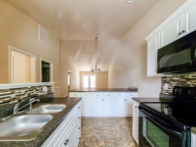 Building Photo - Conveniently Located Townhome off Exit 5!