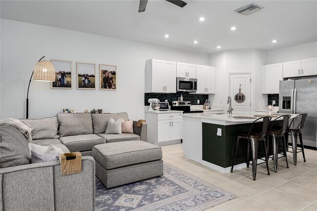 Building Photo - 10348 Oakside Dr