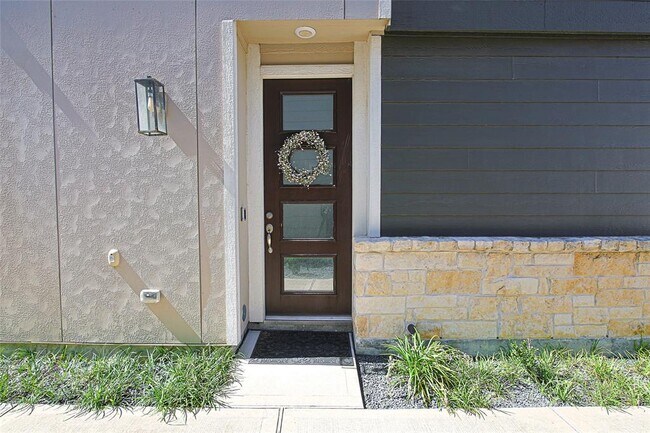 Building Photo - 10005 Brickhouse Dr