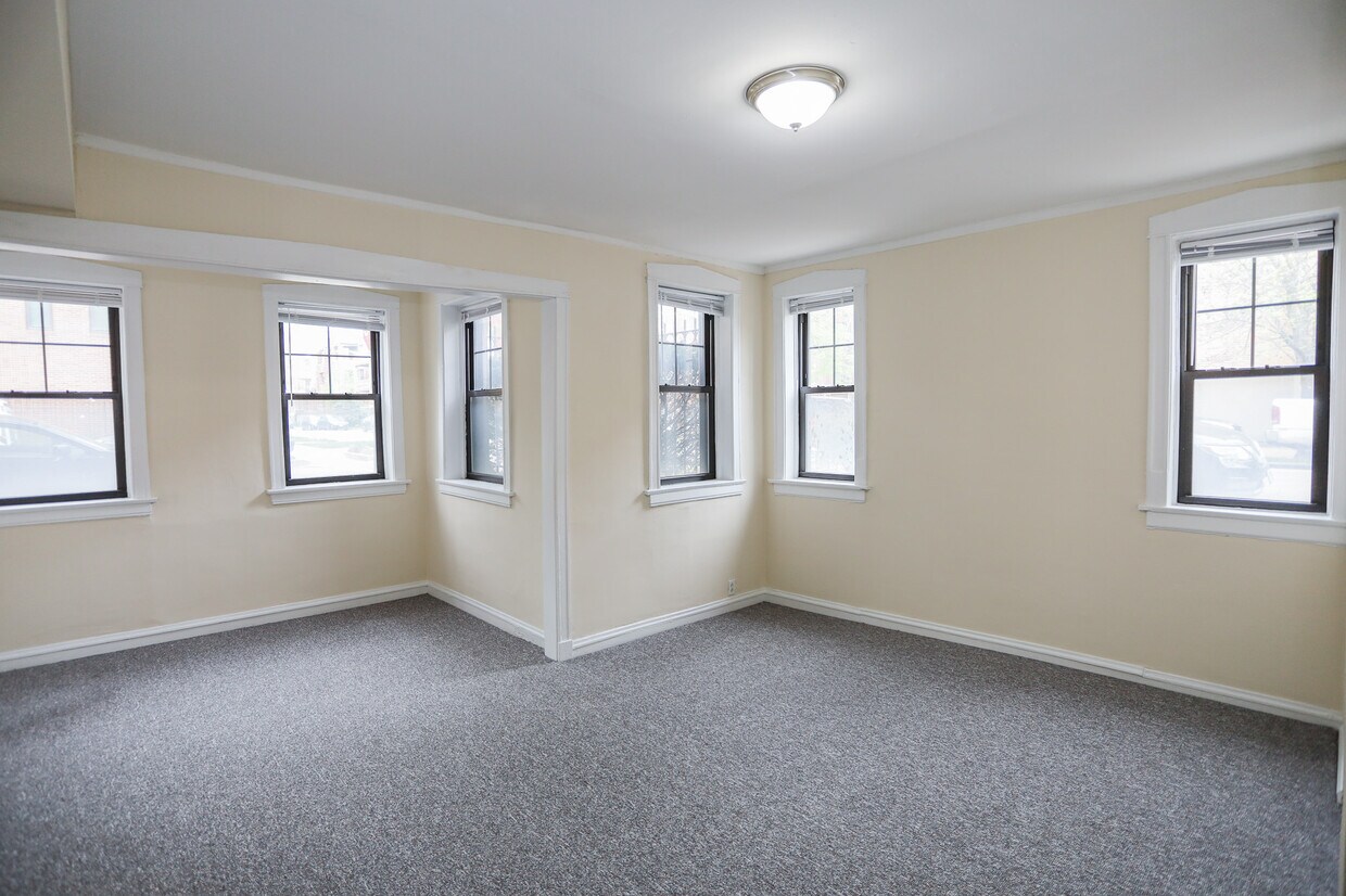 Primary Photo - 1059 N Oakley Blvd