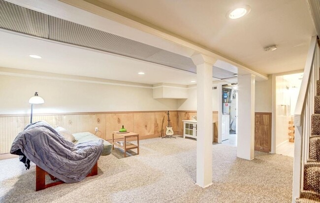 Building Photo - Charming, Spacious and Sunlit 3 BD, 2 BA R...