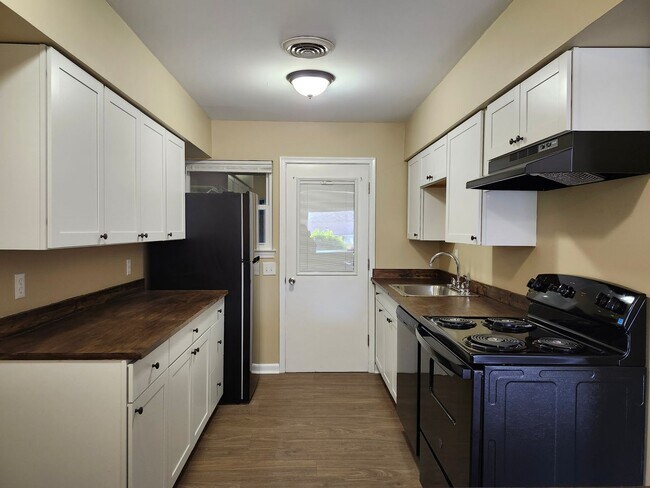 Foto del edificio - 827 Darryl Ln