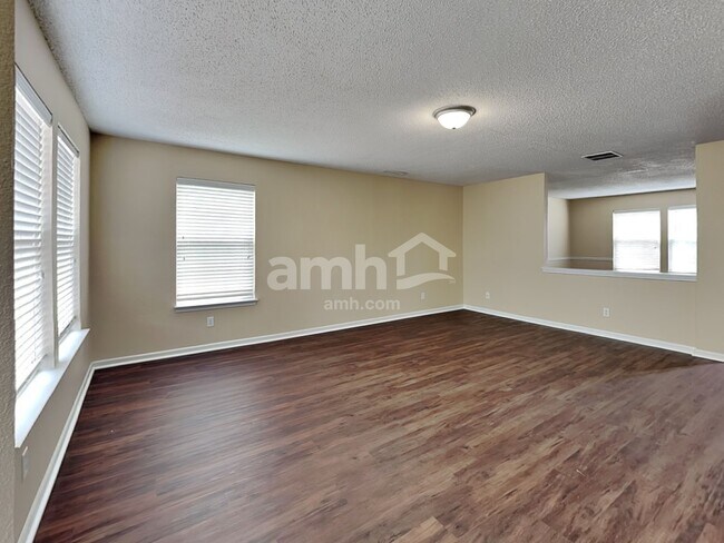 Building Photo - 2301 Edgewater Cir
