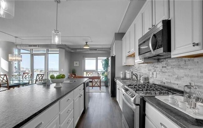 Building Photo - Lakefront