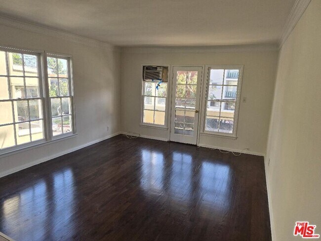 Foto del edificio - 8561 Holloway Dr