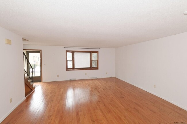 Building Photo - 136 Point of Woods Dr