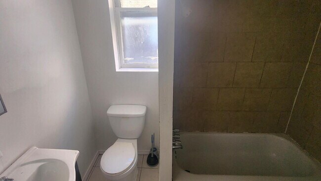 Building Photo - Apartment with Bonus Space & Hardwood Floors