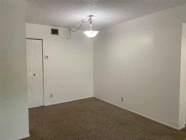 Foto del edificio - 511 Gardens Dr