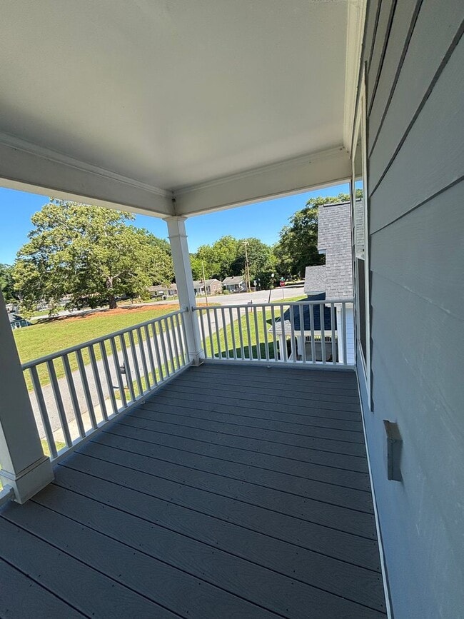 Building Photo - 302 Royal View Dr