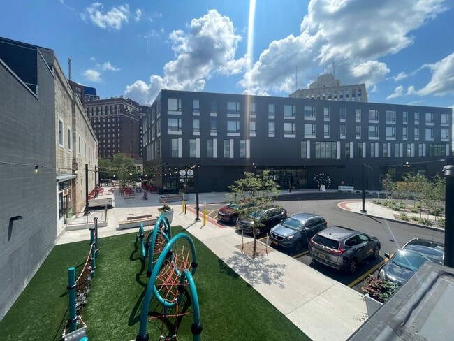 Building Photo - 480 S Salina St