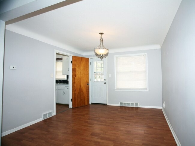 Building Photo - 4 Bedroom - 1.5 Bath Colonial available fo...
