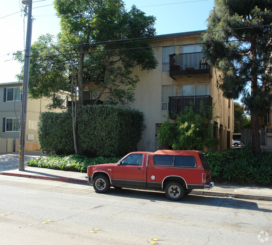 Foto del edificio - 809 Rollins Rd