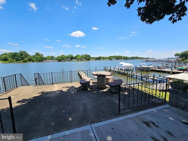 Foto del edificio - 178 Kingston Park Ln E