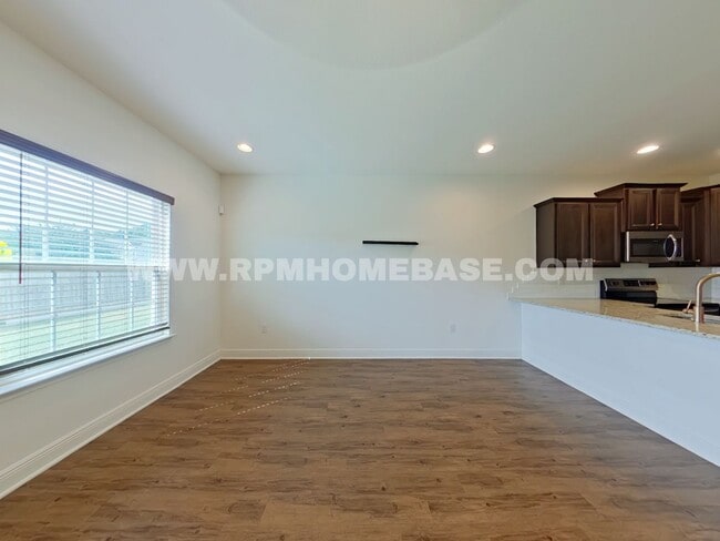 Foto del edificio - Modern 3-Bedroom Townhome with Stylish Upd...