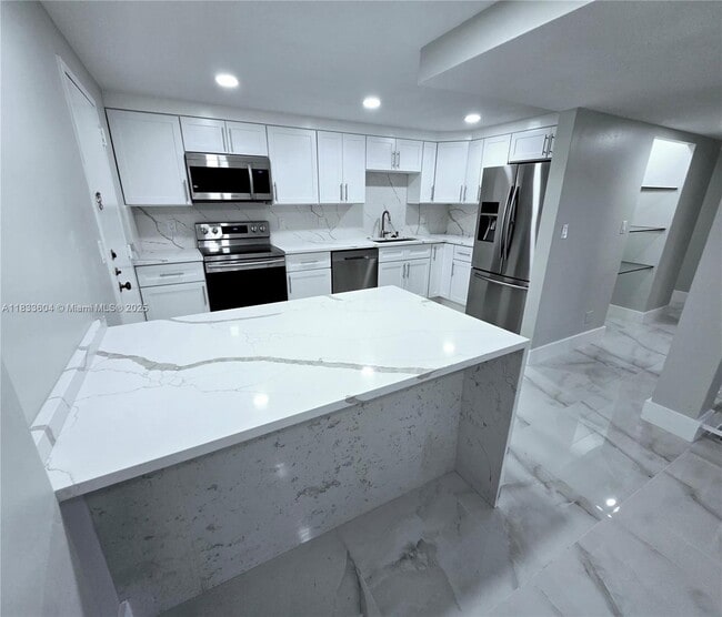 Building Photo - 3710 Inverrary Dr