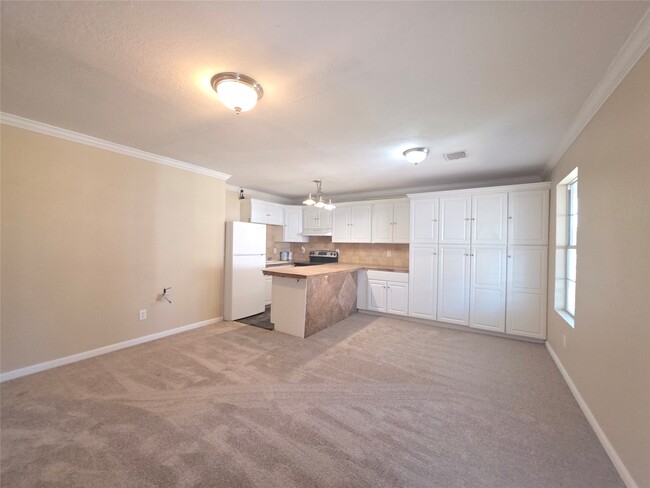 Building Photo - 801 Queenswood St