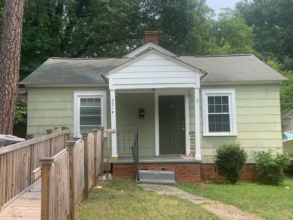 Foto principal - Cute 1BR/1BA Duplex Near UNCG!