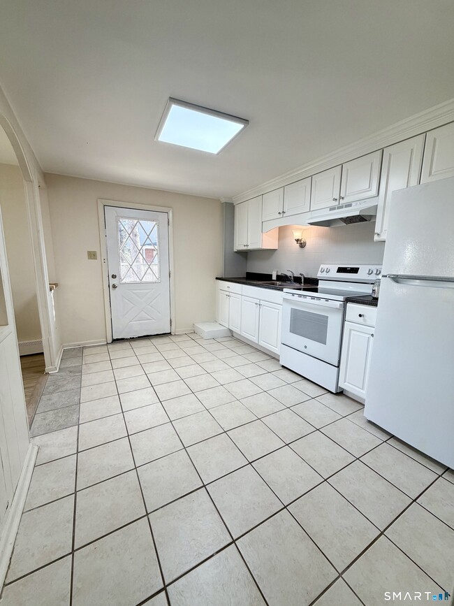 Building Photo - 9 Meridian St