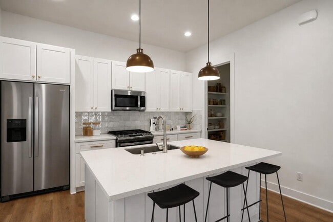 Building Photo - 2806 Versailles Oak Ln