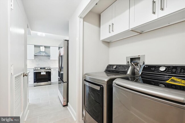 Building Photo - 1300 Crystal Dr