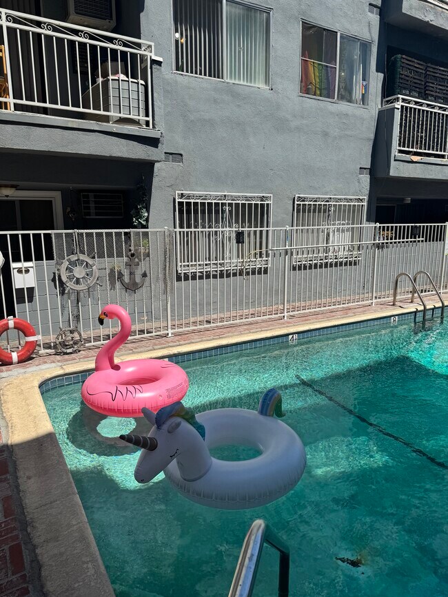 Foto del edificio - 1810 N Bronson Ave