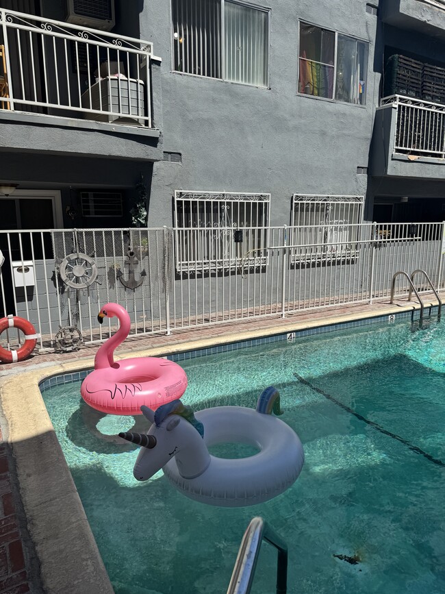 Building Photo - 1810 N Bronson Ave