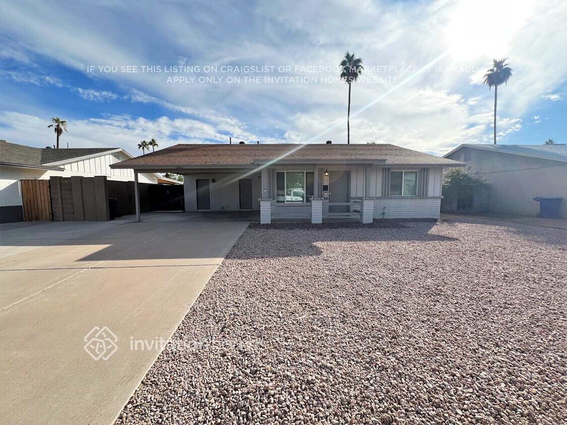 Primary Photo - 2461 E Manhatton Dr