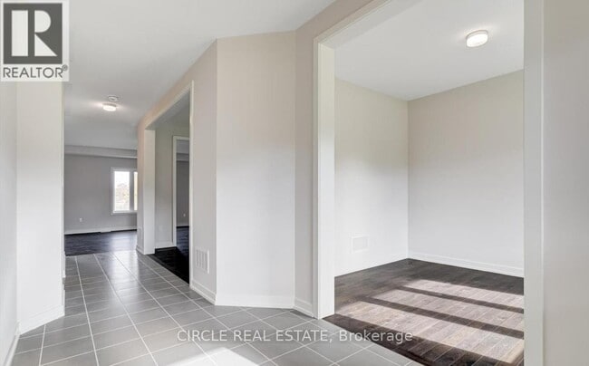 Building Photo - 19 Tulip Cres