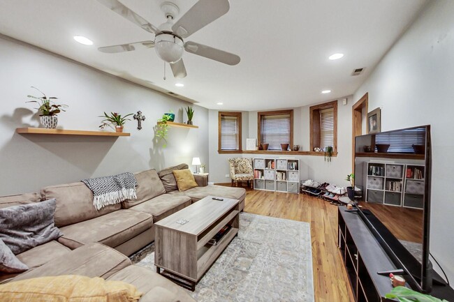 Foto del edificio - 2911 N Talman Ave