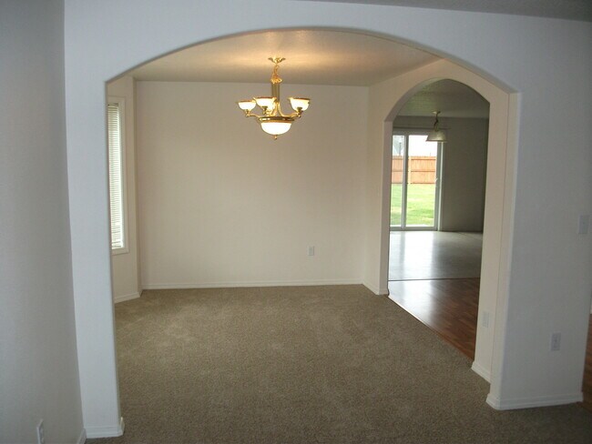 Foto del edificio - Beautiful 2-Story 4 Bedroom Home in Battle...