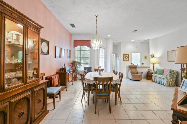 Building Photo - 3 BR 2BA CBS home in the gated community o...