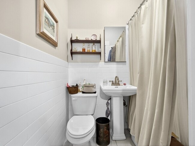 Building Photo - 49 Beacon St