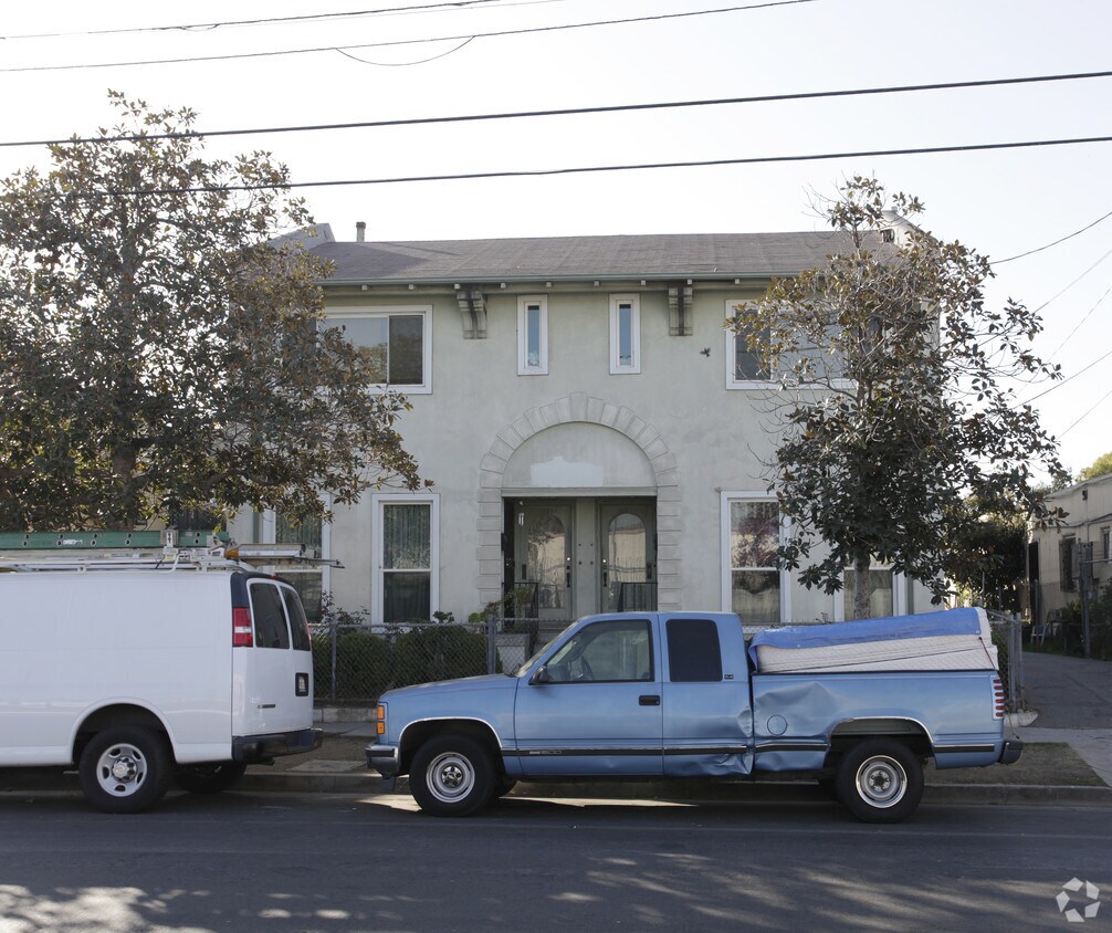 Foto del edificio - 4324-4324 1/2 Lockwood Ave