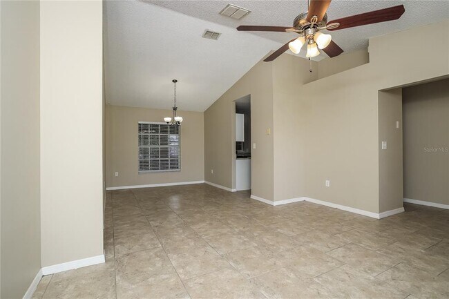 Building Photo - 725 Maderia Ct